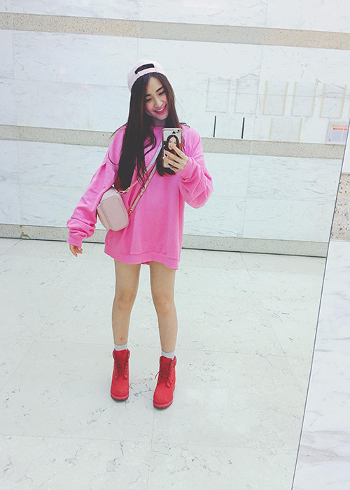 Hòa Minzy vui vẻ khi không còn sở hữu gương mặt tròn trịa, "hai cằm" hay đôi chân to không mấy đẹp mắt. (Ảnh: FBNV)
