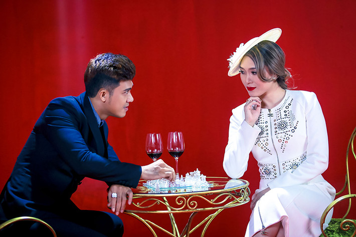 Ở mỗi hình ảnh, nữ ca sĩ sinh năm 1981 đều diễn xuất vô cùng đáng yêu, duyên dáng và hài hước.