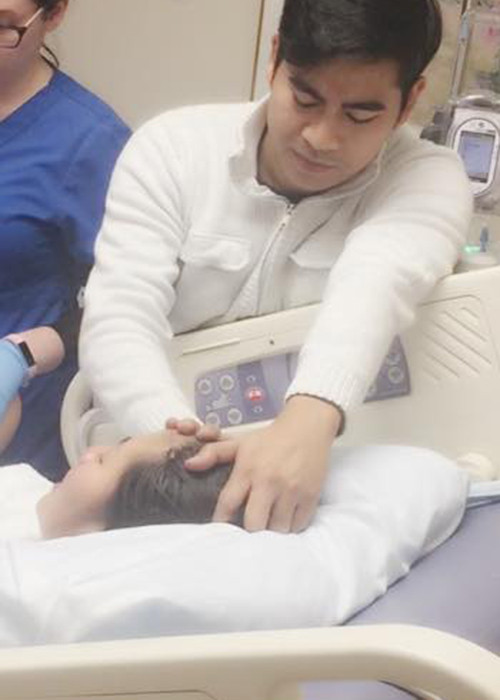 Khi Ngọc Lan nằm viện sinh con, Thanh Bình đã thức trắng đêm để túc trực không rời vợ nửa bước. (Ảnh: FBNV)