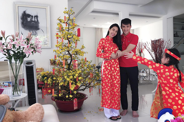 Bắt đầu hẹn hò vào năm 2008, Thủy Tiên - Công Vinh trải qua chặng đường yêu đầy hạnh phúc những cũng nhiều chông gai. Sau khi trở thành vợ chồng, cặp đôi ngày càng gắn bó hơn với trái ngọt tình yêu là cô con gái Bánh Gạo. (Ảnh: FBNV )