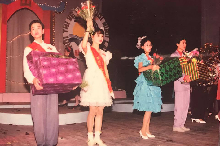 Cũng nhờ giải nhất cuộc thi Học sinh thanh lịch Hà Nội, Mai Thanh Huyền lọt vào mắt xanh của các đạo diễn. Ở tuổi 16, cô đã bén duyên với môn nghệ thuật thứ 7 khi tham gia bộ phim “Nỗi đau thầm lặng”. (Ảnh: FBNV)