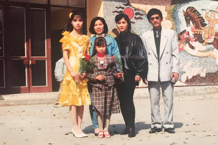 Thời điểm học lớp 8, nữ diễn viên mang vẻ đẹp dịu hiền, nữ tính và nổi bật bởi chiều cao ấn tượng. (Ảnh: FBNV)