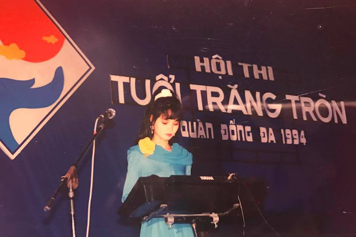 Người đẹp trổ tài đánh đàn organ ở phần thi năng khiếu tại cuộc thi “Học sinh thanh lịch” cấp quận. (Ảnh: FBNV)