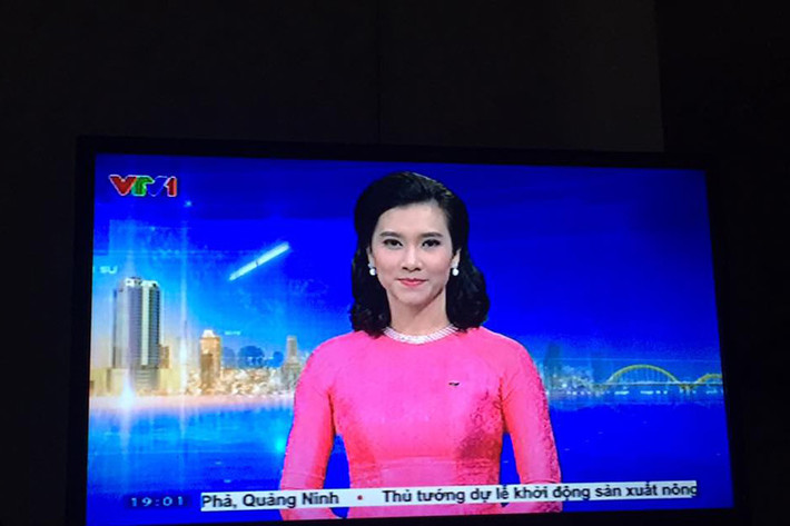 Sau khi 2 BTV Diệp Anh và Vân Anh rời đi, BTV Khánh Trang đã đảm nhận vai trò dẫn sóng bản tin Thời sự 19h của VTV. (Ảnh: Facebook BTV Hữu Bằng)