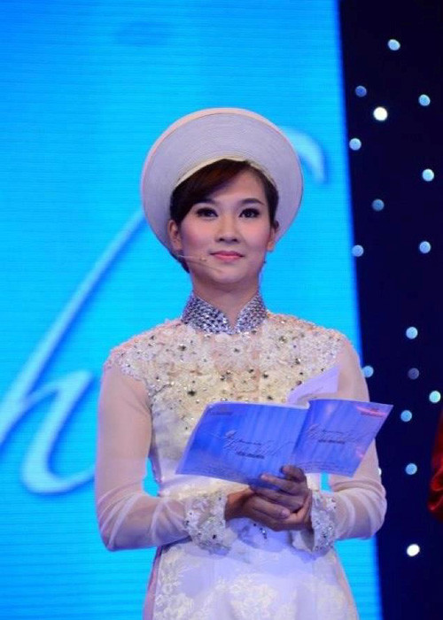 Trước bản tin Thời sự 19h, Khánh Trang từng có 8 năm làm việc tại Đài truyền hình Hà Nội với nhiều vai trò: phóng viên, biên tập, tổ chức sản xuất ở các lĩnh vực khác nhau: xã hội, thể thao…(Ảnh: Zing)
