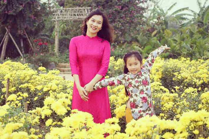 Khánh Trang khá kín tiếng trong đời tư. Trong ảnh, cô cùng con gái diện áo dài đón năm mới. (Ảnh: FBNV)