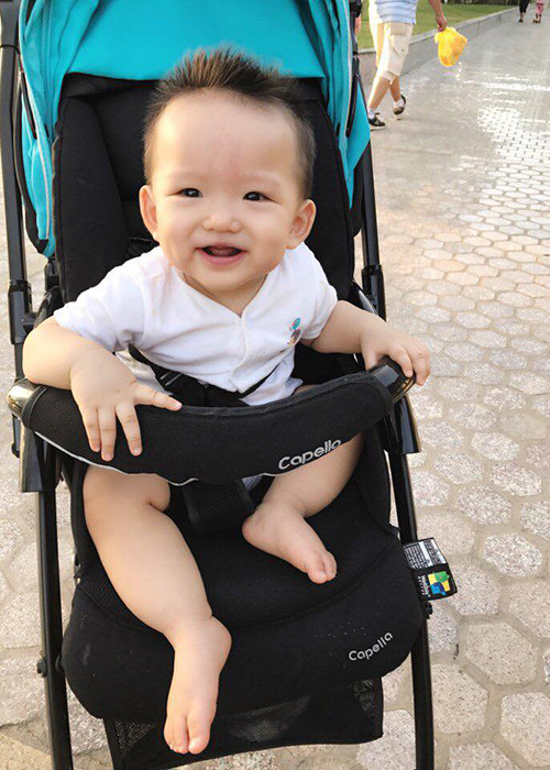 Mỗi khi được bố mẹ đưa ra ngoài dạo chơi, bé Tấn Đức tỏ ra vô cùng vui vẻ. (Ảnh: Facebook nhân vật)