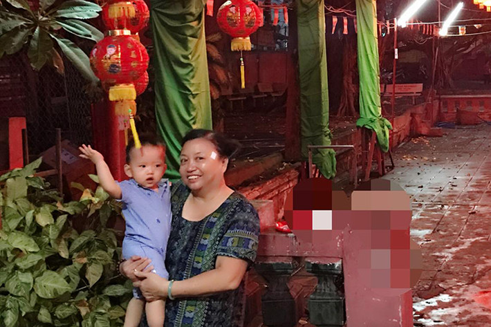 Trong ngày sinh nhật của con trai, "nữ hoàng dao kéo" chỉ lặng lẽ đưa bé lên chùa thắp hương để tạ ơn Trời Phật đã cho cô được làm mẹ. (Ảnh: Facebook nhân vật)