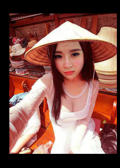 Giống như Lý Nhã Kỳ, Angela Phương Trinh cũng từng bị chỉ trích khi diện áo dài voan xuyên thấu khoe vòng một gợi cảm. (Ảnh: Dân Việt)