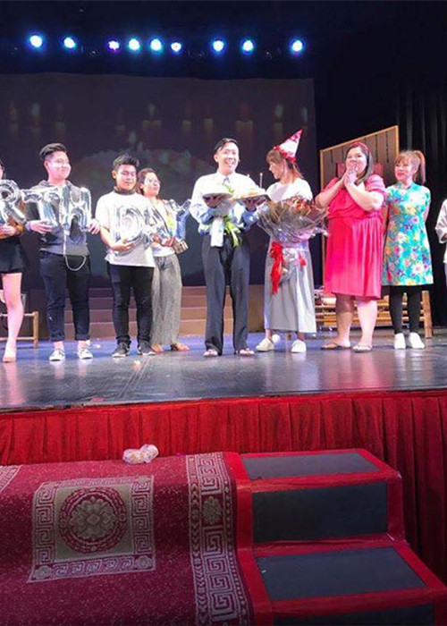 Hari Won đã đích thân mang những món quà ý nghĩa đến tặng Trấn Thành trong đêm diễn hài kịch của anh. (Ảnh: Thể thao văn hóa)