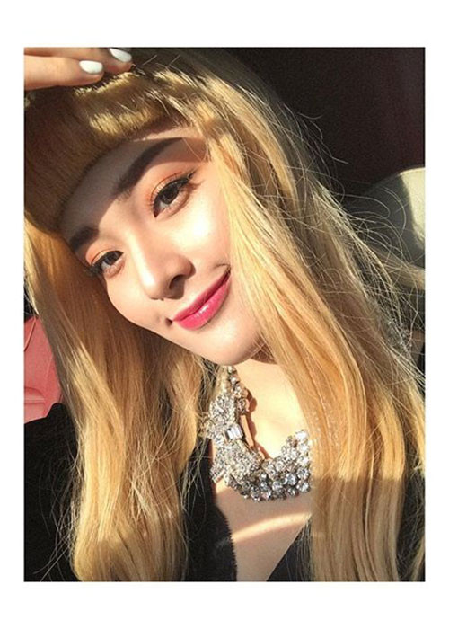 Đổi màu tóc không phù hợp với mình, Hạ Vi tự biến mình thành thảm họa. Ảnh: Instagram