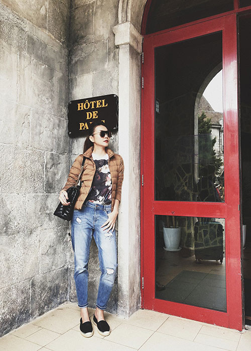 Sao Việt Thanh Hằng hóm hỉnh chú thích cho bức ảnh của mình: "Bị phạt đứng ở góc cửa, khi nào hết giận mới cho vô nhà".