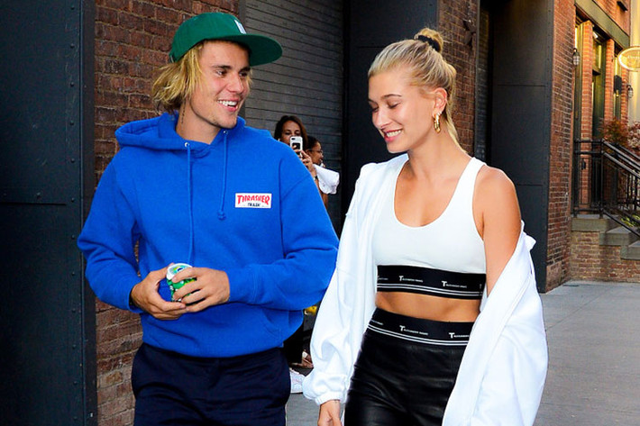 Justin Bieber - Hailey Baldwin được cho là đang chuẩn bị cưới. Trên US Weekly, nữ diễn viên Kim Basinger tiết lộ con gái của cô - Ireland Baldwin được chọn lo tiệc cưới cho cặp đôi này.