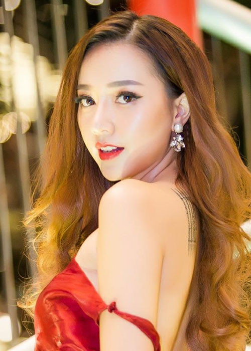 Vẻ đẹp của Băng Di thêm sắc sảo sau khi trang điểm.