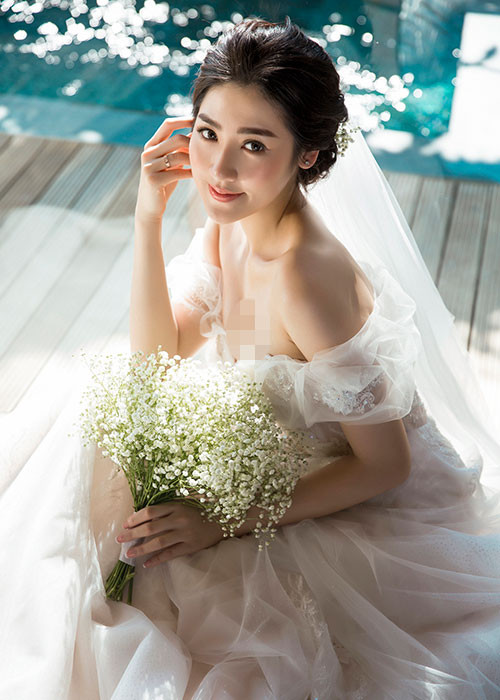 Tú Anh được khen xinh đẹp, gợi cảm khi diện váy cô dâu.