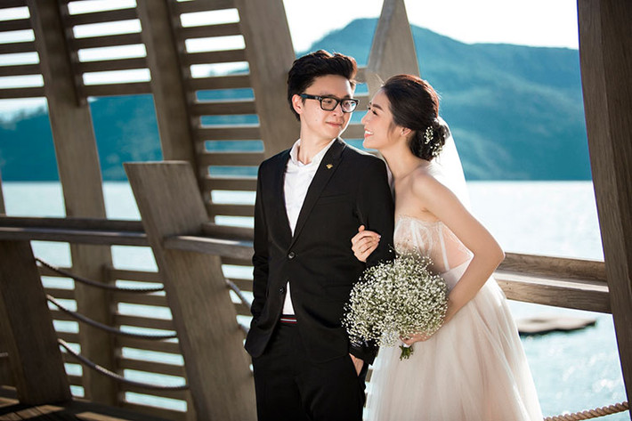 Mới đây, Á hậu Tú Anh đã chia sẻ loạt ảnh cưới bên ông xã Gia Lộc.