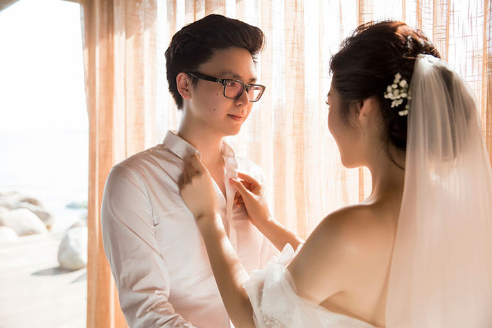 Hình ảnh Tú Anh ân cần chỉnh áo cho ông xã Gia Lộc trong bộ ảnh cưới.