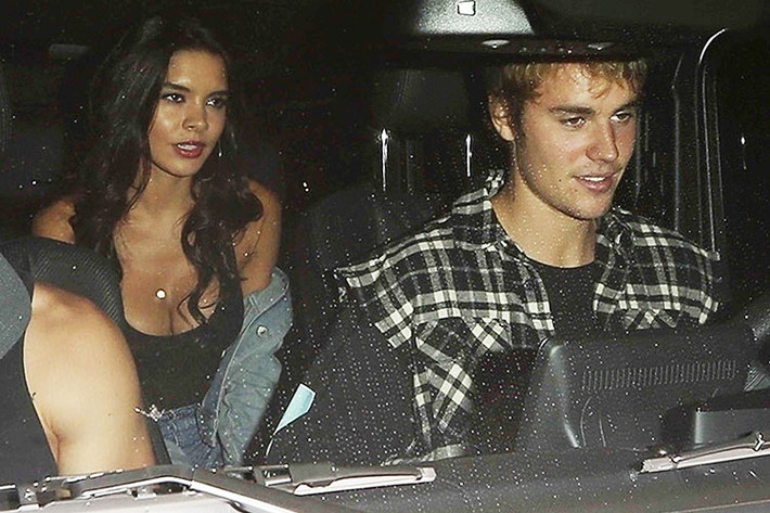 Ngoài Selena, không ít bóng hồng vây quanh Justin. Paola Paulin là một trong số đó. Cô bị bắt gặp đi ăn tối cùng Justin vào tháng 10/2017.