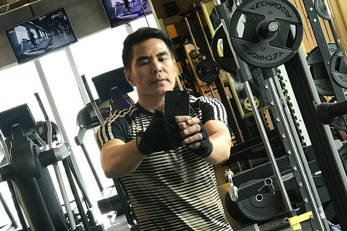 Hot Face sao Việt 24h: Trung Dũng tận dụng từng giờ tập gym để giữ sức khỏe.