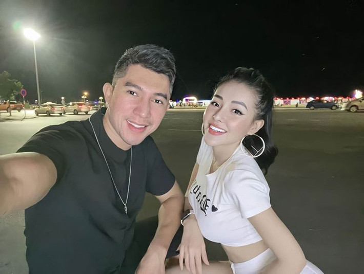 Ngân 98 là bạn gái của Lương Bằng Quang. Mỗi khi hot girl này vướng ồn ào, bạn trai của cô lại lên tiếng bênh vực. Mới nhất, giữa ồn ào Ngân 98 bị chỉ trích mặc phản cảm khi làm DJ ở một quán bar, Lương Bằng Quang cho rằng bạn gái diện bikini là điều bình thường bởi đó là tiệc bể bơi.