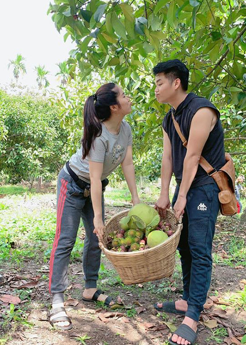 Lê Phương hơn Trung Kiên đến 7 tuổi, có con riêng và từng qua một lần đò. Vì vậy, mẹ của Trung Kiên từng phản đối mối tình này.