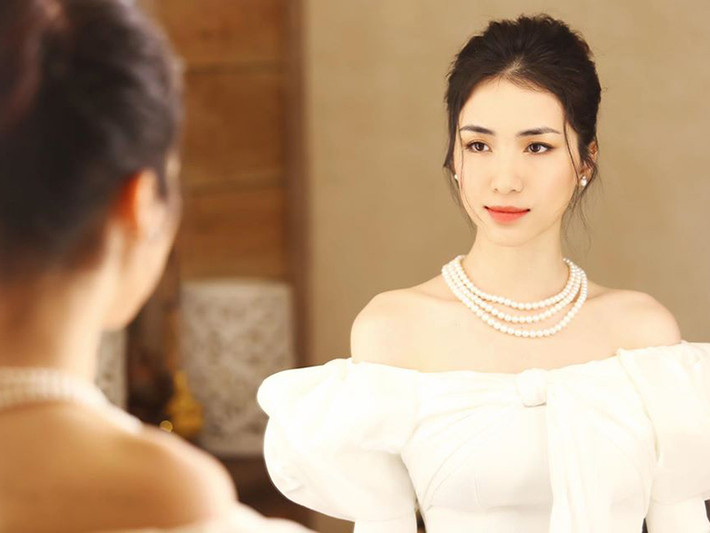 Mới đây, Hòa Minzy vướng ồn ào đăng tin giả về dịch COVID-19. Sau đó, nữ ca sĩ lên tiếng xin lỗi về sự việc và chủ động nộp phạt.