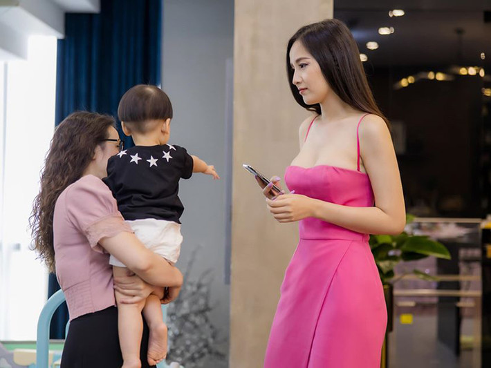 Mai Phương Thúy hiện là đại gia của showbiz nhờ tài năng kinh doanh và đắt show dự sự kiện, làm đại diện dù đã đăng quang 12 năm.
