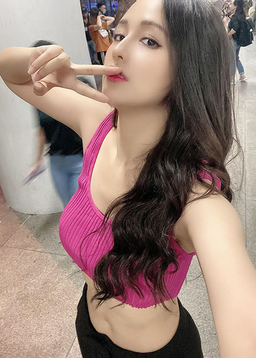Bạn bè khen ngợi Mai Phương Thúy đẹp nuột nà như gái 18.
