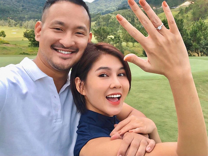 Vũ Thu Hoài vừa nhận lời cầu hôn từ doanh nhân Nguyễn Nghiêm Hoàng Nam trong một chuyến đi đánh golf tại Đà Lạt.