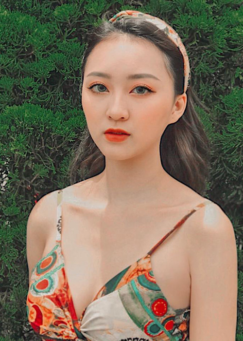 10X sở hữu gương mặt khả ái, thân hình cân đối. Tuy nhiên, chiều cao của cô khá khiêm tốn (1m68).