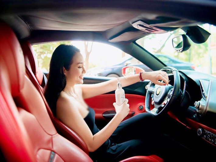 Bà xã Tuấn Hưng thường xuất hiện với vẻ ngoài quyến rũ, chỉn chu.