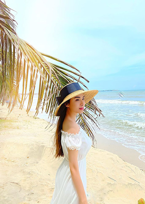 Nàng hoa hậu không muốn chia sẻ về chuyện tình cảm vì sợ gây ồn ào nếu như cuộc tình hiện tại không đi đến cái kết tốt đẹp.