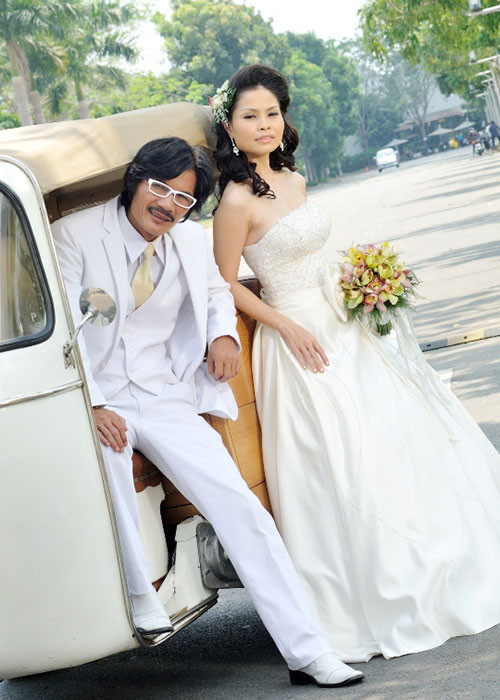Năm 2012, khi bước sang 50 tuổi, nghệ sĩ Công Ninh mới lập gia đình. Bà xã của anh tên Tuyết Vân - diễn viên lồng tiếng phim và kém Công Ninh gần 2 giáp. Ảnh: Thể thao văn hóa