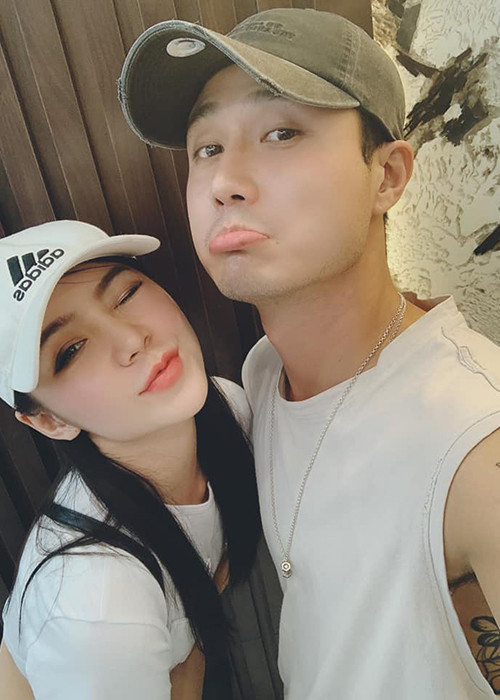 Quỳnh Kool từng chia sẻ, cô và Thanh Sơn đều đang độc thân làm dấy nghi vấn nam diễn viên đã ly hôn. Về thông tin hôn nhân, Thanh Sơn chọn cách giữ im lặng.