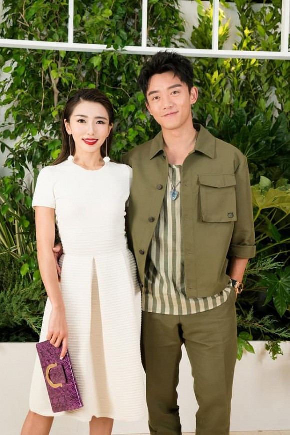 Trịnh Khải và thiên kim tiểu thư Trình Hiểu Nguyệt từng có đoạn tình cảm sâu đậm khi hẹn hò, ở bên nhau 3 năm. Thế nhưng cả hai tuyên bố chia tay vào tháng 11/2017 khiến nhiều người tiếc nuối. Hiện Trịnh Khải đang hạnh phúc bên người đẹp Miêu Miêu. Cả hai tuyên bố đã đăng kí kết hôn cách đây không lâu.
