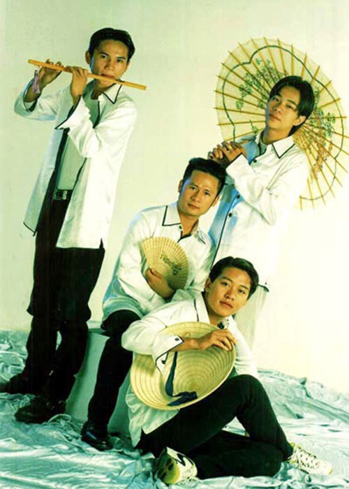 Nhóm “Quả dưa hấu” tồn tại từ năm 1998 đến 2000. Trong thời gian hoạt động, nhóm có những bản hit như “Mặt trời dịu êm”, “Hè muộn”, “Get down”. Ảnh: Zing