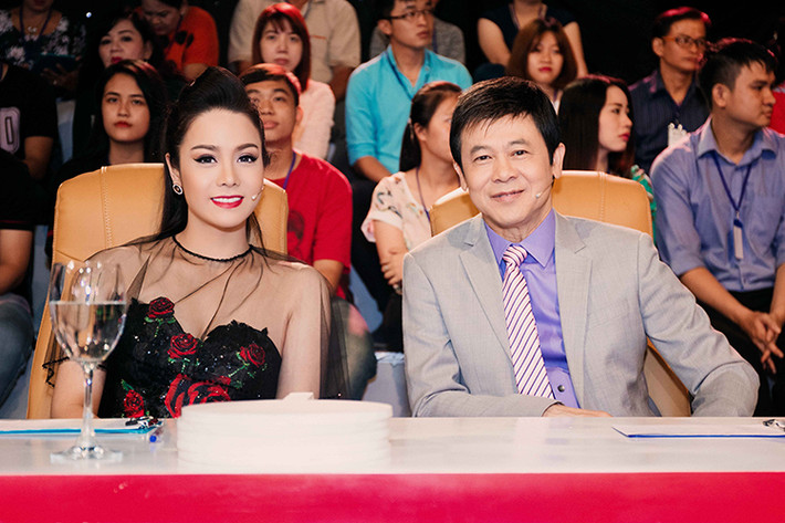 Nữ diễn viên phim "Long thành cầm giả ca" khoe nhan sắc ngày càng đằm thắm trên "ghế nóng" chương trình Sao nối ngôi.
