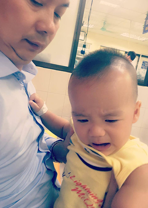 “Số lần con phải gặp bác sĩ chỉ trong năm đầu tiên nhiều bằng chị Nếp 7 năm cộng lại. Nhiều phen bố mẹ lo lắng xót xa phát khóc, mà con thì luôn dũng cảm và luôn mang lại tin tốt lành cho cả gia đình. Bố mẹ cảm ơn con nhiều lắm, chàng trai can trường của nhà ta... Dù khó khăn vất vả thế nào, bố mẹ cũng luôn ở bên con, luôn ở bên các con”, Thái Thùy Linh chia sẻ thêm.