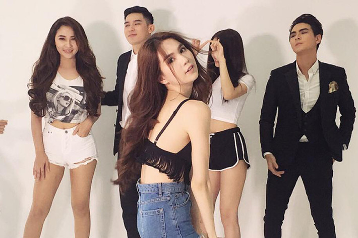 Ngọc Trinh hào hứng chia sẻ: “Buổi chiều vui vẻ ghi hình “Đêm hội chân dài 10” với các em khá dễ thương, chắc chắn hình ảnh khá thú vị”. (Ảnh: Facebook Ngọc Trinh)