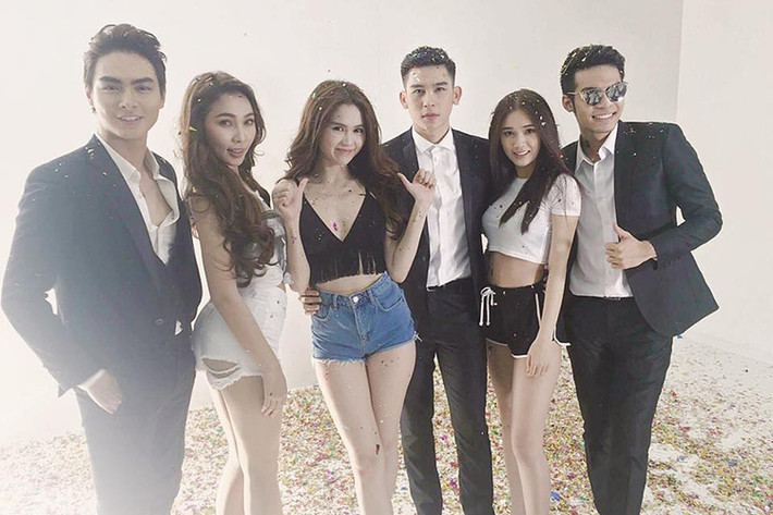 Trước đó, Ngọc Trinh cùng dàn mẫu của công ty Venus đã có mặt tại Singapore để ghi hình cho "Đêm hội chân dài 10". (Ảnh: Facebook Quỳnh Hương)