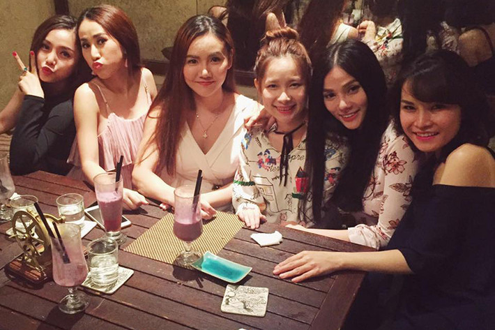 Theo chia sẻ của Thu Thủy, buổi gặp mặt ấm cúng của nhóm Mây Trắng còn sự tham gia của vị khách mời là ca sĩ Duy Uyên - thành viên nhóm Mắt Ngọc (thứ ba từ phải sang). Buổi gặp gỡ diễn ra trong 2 tiếng đồng hồ. (Ảnh: Facebook Thu Thủy)