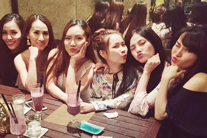 Trên trang cá nhân, Thu Thủy còn để lại dòng chú thích cho loạt ảnh kỉ niệm. Cô viết: "Chỉ mong sao cho tất cả những gương mặt này luôn hạnh phúc và khoảnh khắc, nụ cười này sẽ tồn tại mãi trong mỗi chúng ta. Tình bạn". (Ảnh: Facebook Thu Thủy)