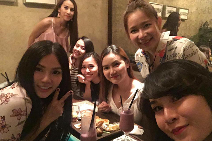 Các thành viên nhóm Mây Trắng tham gia buổi gặp mặt gồm có: Thu Thủy, Ngọc Châu, Ngọc Trâm, Bảo Ngọc, Anh Thúy (từ trái sang phải) và Thu Ngọc (ngoài cùng bên phải). (Ảnh: Facebook Thu Thủy)