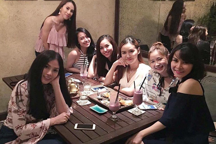 Mới đây, trên trang cá nhân, ca sĩ Thu Thủy (ngoài cùng bên trái) đã chia sẻ loạt ảnh các thế hệ của nhóm Mây Trắng hội ngộ nhân dịp nhóm kỉ niệm 16 năm thành lập. (Ảnh: Facebook Thu Thủy).