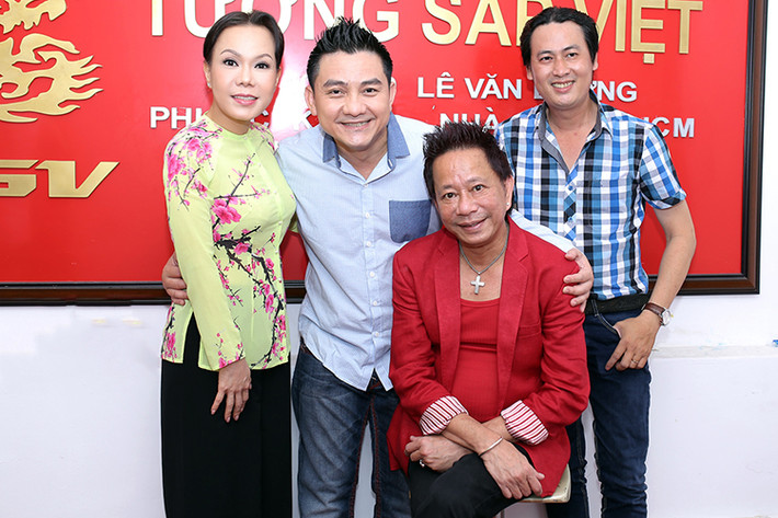 Việt Hương chia sẻ thêm: “Các anh, chị đã từng được dựng tượng đều là những đàn anh, đàn chị trong giới. Cho nên khi được vinh dự này Hương đã sắp xếp thời gian để tham gia ngay”.