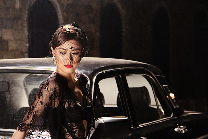 MV “I’m gonna break” của Hoàng Thùy Linh được thực hiện bởi đạo diễn Đinh Hà Uyên Thư. Đây là lần đầu tiên nữ ca sĩ gốc Hà thành hợp tác với nữ đạo diễn trẻ.