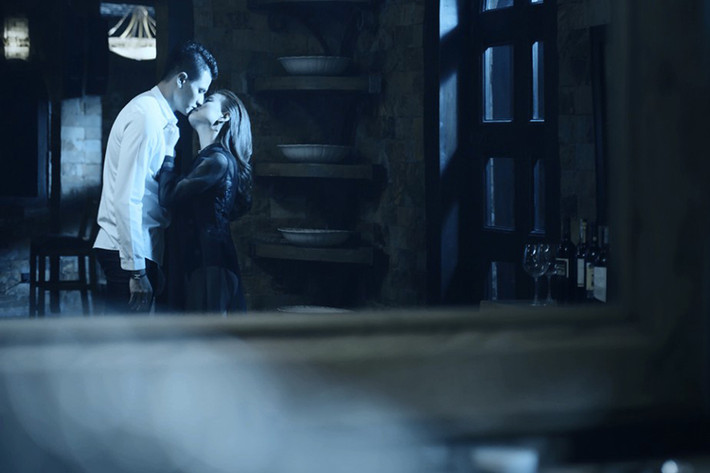 Hoàng Thùy Linh hôn Vĩnh Thụy say đắm trong một phân cảnh ngọt ngào của MV “I’m gonna break”.