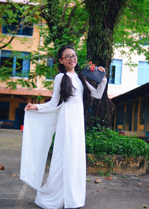 Mở đầu dòng status đi kèm bộ ảnh mới, Phương Mỹ Chi đã trích dẫn một đoạn thơ trong bài thơ "Nhớ mùa phượng xưa" của Phạm Hải Đăng.