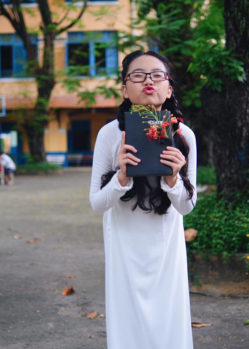 "Phượng về lưu luyến người ơi/Tháng năm mùa hạ rợp trời ve kêu/Chia tay, trong một buổi chiều/Ngẩn ngơ, ngơ ngẩn bao điều bâng quơ", "cô bé dân ca" chia sẻ đoạn thơ.
