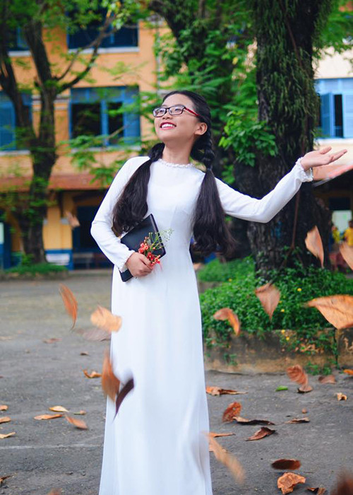 Á quân Giọng hát Việt nhí 2013 duyên dáng, nữ tính trong tà áo dài thướt tha.